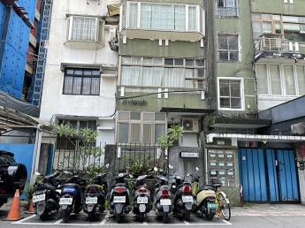 北市東區面寬店面使用約45坪近捷運站 NT$150,000