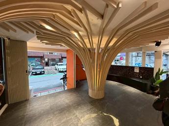 正東區面寬黃金餐飲店面 吾二酸菜魚 300,000元/月