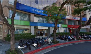 大三角窗銀行證券醫美彩粧珠寶精品服飾咖啡藥粧 640,000元/月