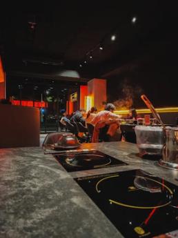 敦化南路一段一樓火鍋店頂讓 租金：180,000元/月 頂讓金：380萬元 (含全部設備)