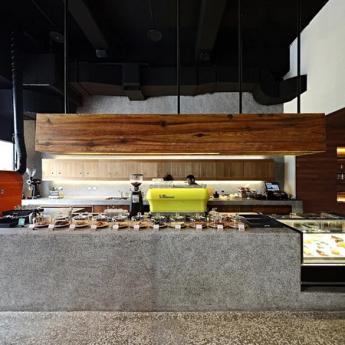 頂讓台北市南京東路六段旁精品咖啡廳 租金：107,000元/月 頂讓金：320萬元 (含全部設備) 