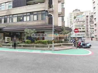 ????東區SOGO????鄰近名人巷????採光角窗????適零售診所美業 200,000元/月（