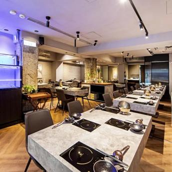 高質感火鍋店頂讓  租金：140,000元/月 頂讓金：180萬元 (含全部設備) 