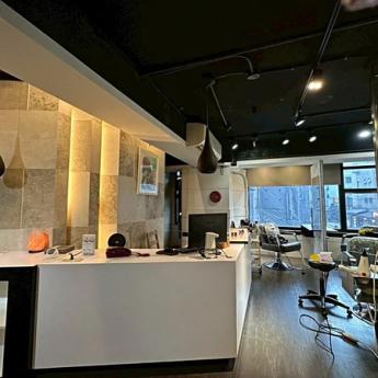 國泰醫院旁｜質感美髮店頂讓 租金：45,000元/月 頂讓金：12萬元 