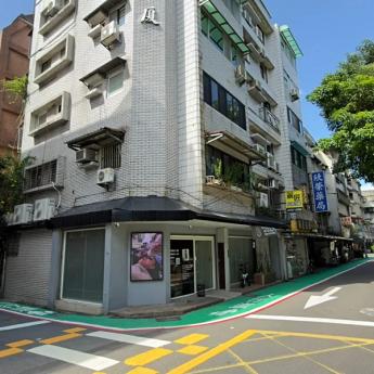 大安區三角窗金店面  租金：80,000元/月 頂讓金：200萬元 (含部分設備)