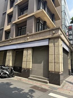 金山南路金店面挑高三面採光 NT$180,000